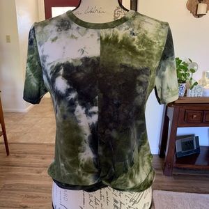Tie dye knotted short sleeve top